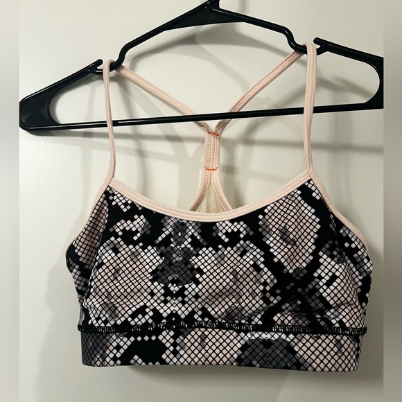 Lululemon Black Pink Snake Skin Print Flow Y Bra Women's 2 (0200) - Picture 1 of 3